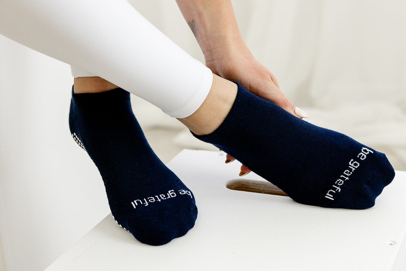 Be Grateful Grip Socks (Navy/White)