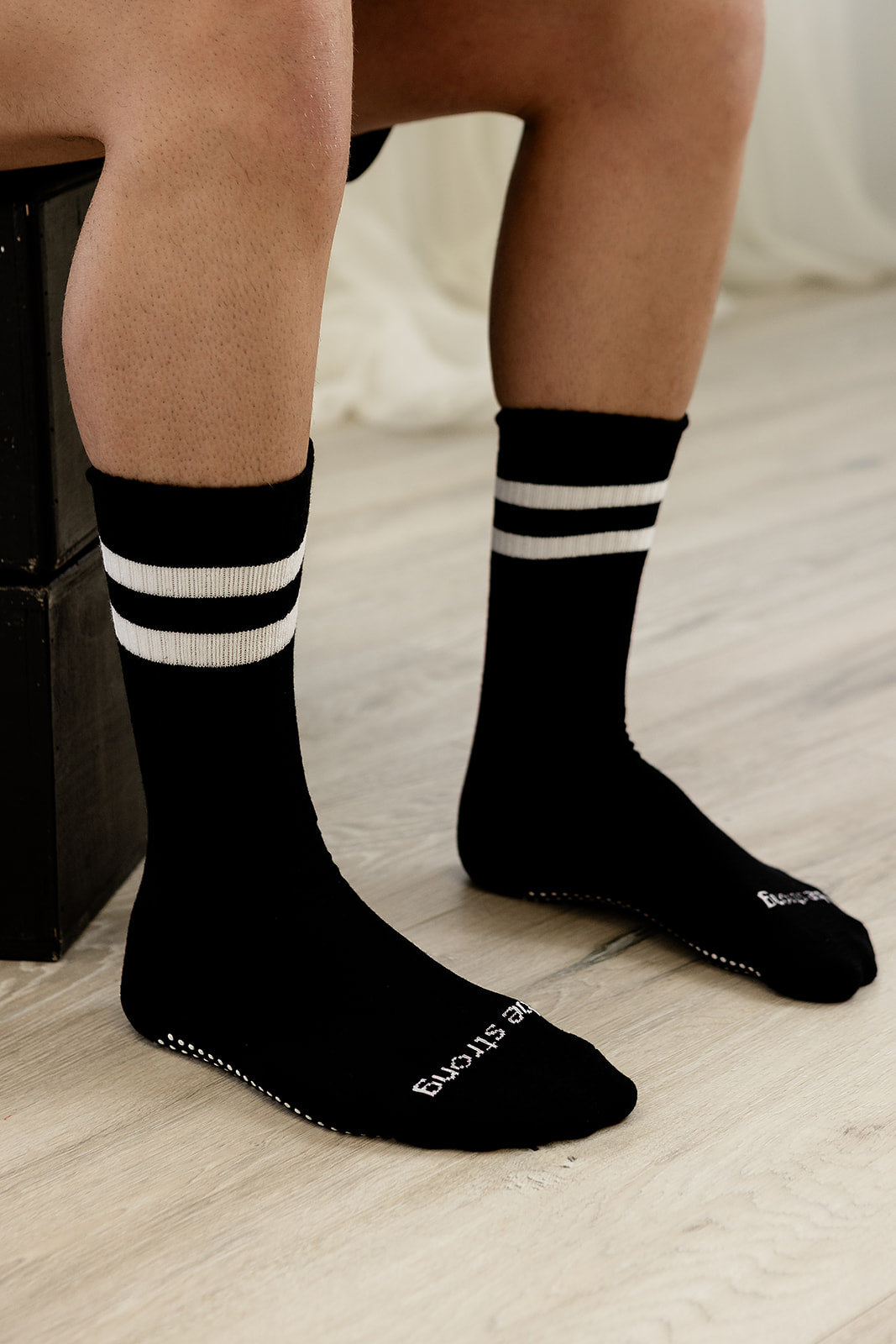 Mens Crew Be Strong Grip Socks (Black/White)