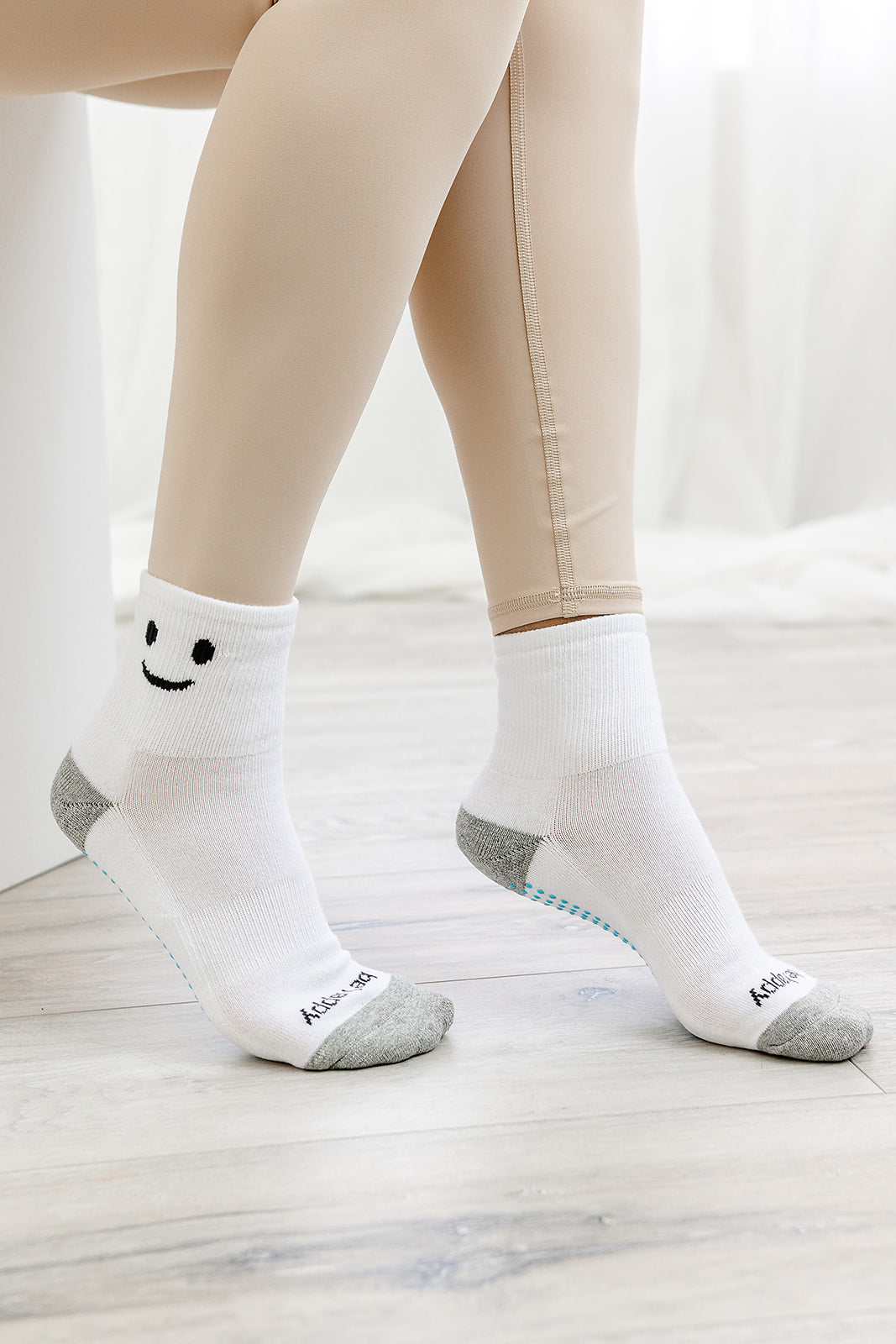 Short Crew Be Happy Grip Socks (Smile)