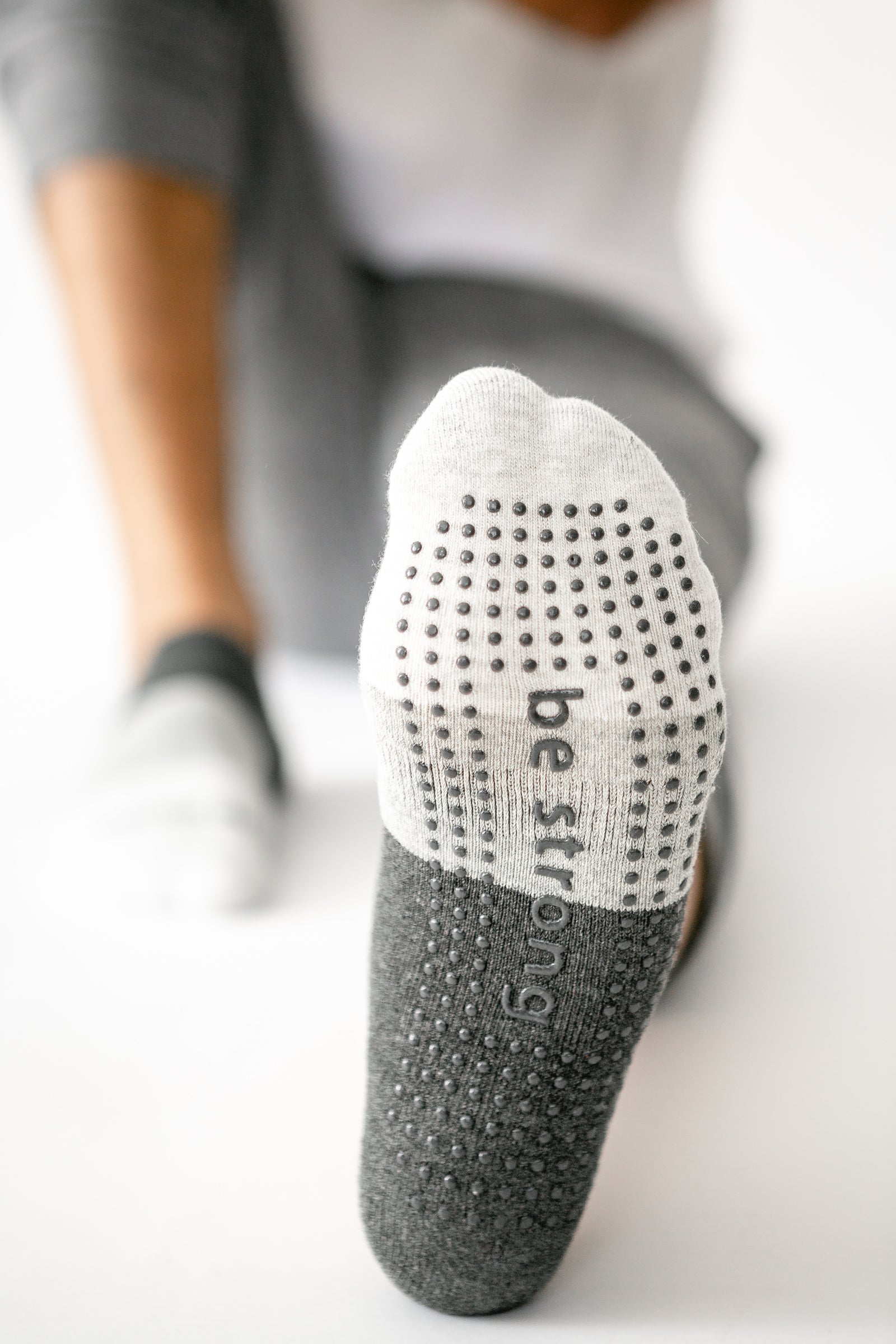 **No Show** Men's Be Strong Grip Socks (Ace)