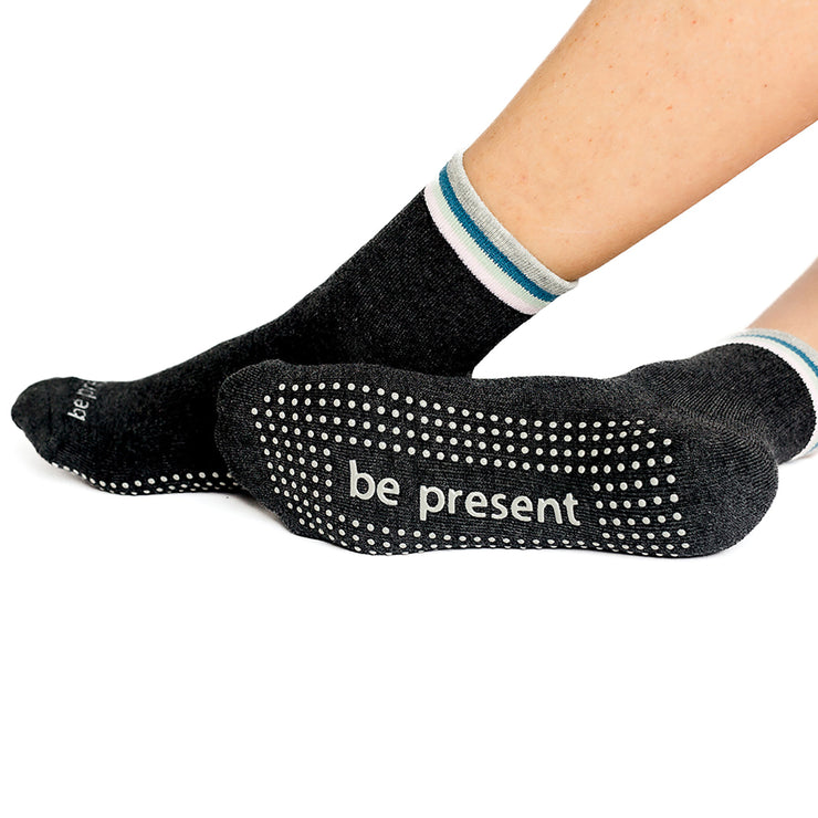 Short Crew Be Present Grip Socks (Char/Heather)